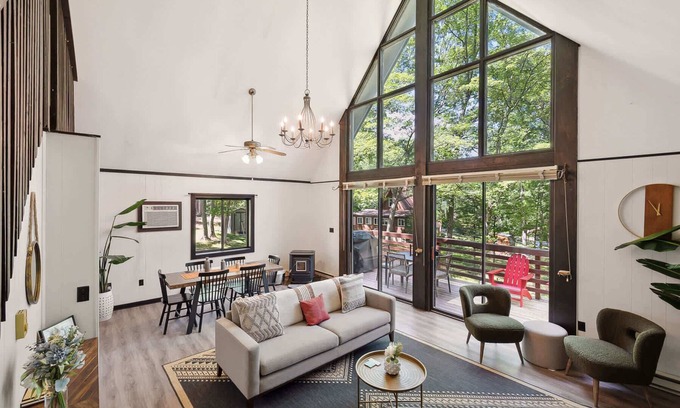 Luray Chalet De Esquí | Chalet w Hot Tub, Fire Pit, Grill & Deck
