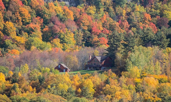 Wells Casa | Chalet w/ Lake & MT views, Hot Tub, Pet friendly, <10mins to Lake & Golf