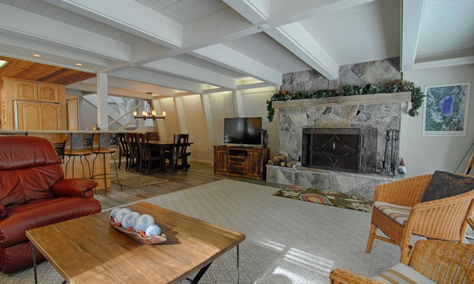 Carnelian Bay Cabina | Chalet w/Large Deck, Ping Pong Table, Spacious Bunk Room "Agate Bay Chalet"