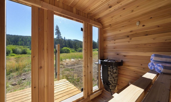 Old Town Chalet De Esquí | Pet-friendly chalet w/ rooftop deck & fire pit