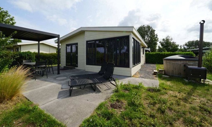 Dordtse Biesbosch Chalet De Esquí | Chalet with 3 bedrooms and garden with hot tub