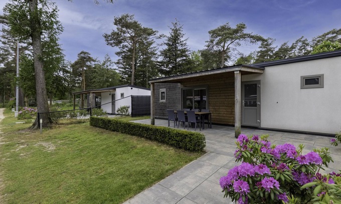 Vessem Chalet De Esquí | chalet with covered terrace on campsite with pool