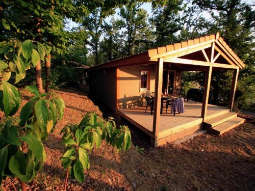 Monclar-de-Quercy Chalet De Esquí | Chalet with dishwasher on a hill