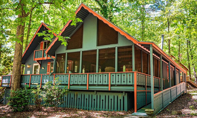 Pine Mountain Chalet De Esquí | Chalet with Screened in porch with just steps away from the playground