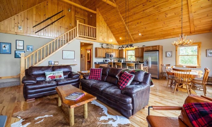 Bethel Chalet De Esquí | Chalet with Stunning Views, Hot tub, Cozy Fireplace, and Game Room!