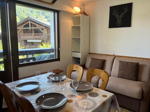 Samoens Apartamento | Chaleureux studio centre Samoëns, balcon, proche commodités et skibus - FR-1-624-83