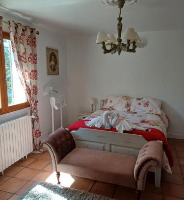 Saint-Saturnin-les-Avignon Cama Y Desayuno | Chambre d'hôte suite Tournesol "Au fond du jardin"