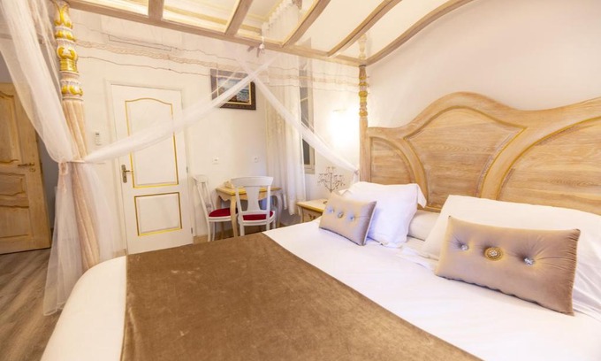 Centre Historique Casa | Chambre a Baldaquin Maison de L'Église Du couvent