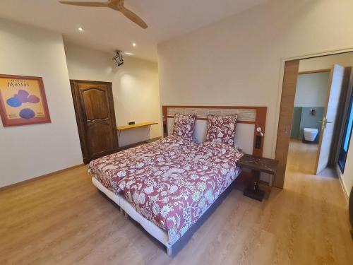 La Ferte-Saint-Aubin Cama Y Desayuno | Chambre Amédée PMR chic avec Wi-Fi et petit déjeuner inclus - FR-1-590-479