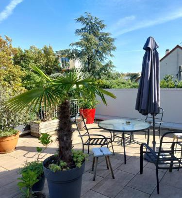 Rueil-Malmaison Casa | Chambre avec mezzanine dans une maison d'artiste