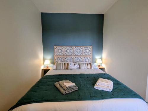 Faverolles Cama Y Desayuno | Chambre cosy avec salle d'eau, accès piscine chauffée et Wi-Fi illimité - FR-1-591-620