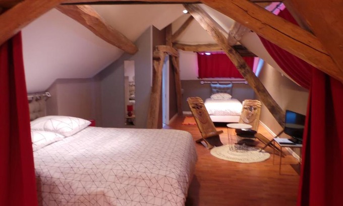 Saint-Ouen-les-Vignes Cama Y Desayuno | chambre d'hôtes mansardée