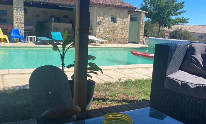 Alba-la-Romaine Casa | Chambre d'hôtes 2p, gestion libre, espace piscine partagé