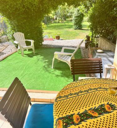 Quillan Casa | chambre et salle de bain privé s'ouvrant sur terrasse, jardin et cuisine d'été