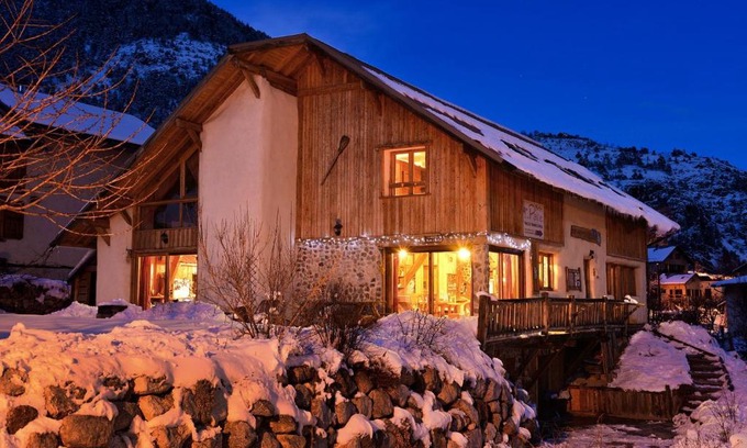 Saint-Martin-de-Queyrieres Cama Y Desayuno | Chambres d'Hôte le Brin de Paille