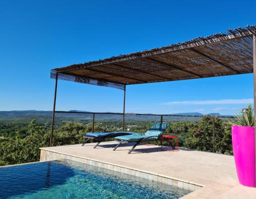 Cotignac Casa | Chambre indépendante, grand lit 180x200cm, piscine de 16m avec vue magnifique