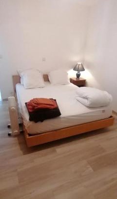 Savigne-lʼEveque Casa | Chambre parquet flottant chez l'habitant