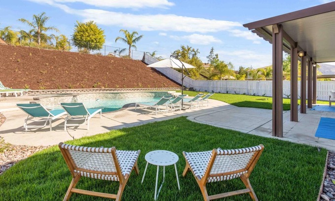 Winchester Casa | Champagne and Sunshine - Home with Pool & Jacuzzi