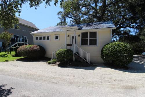 Folly Beach Casa | Champagne Cottage