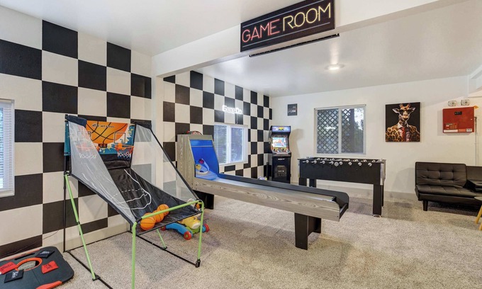 West Colorado Springs Apartamento | Champion Hall! Arcade Games, Fire Pit & BBQ Nights