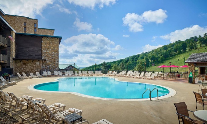 Seven Springs Apartamento | Champion Hotel | Slopeside Stay + Pool & Spa