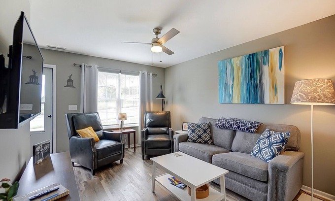 Hamilton Casa | ChampionHill - 2BD Townhome Garage & Off Street Parking - 150 feet to SpookyNook