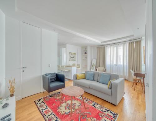 Champs-Elysees Apartamento | Champs Élysées 1BR Prime Location renovated