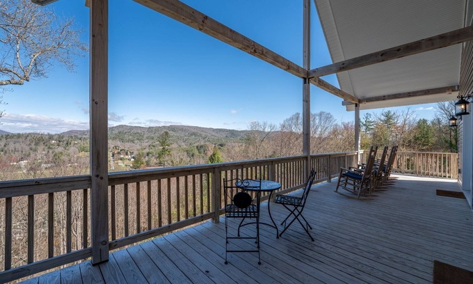 Penrose Casa | Chandler House | Amazing views, minutes to DuPont State Park and Downtown Brevard