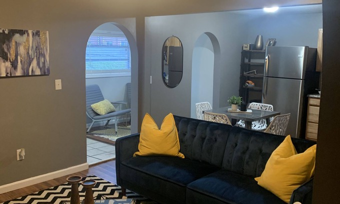 Brevard Apartamento | ~Chandler’s Chateau in the Heart of Brevard ~