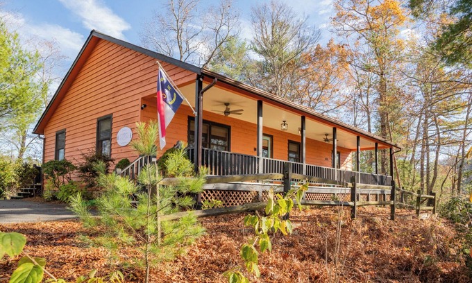 Ferguson Cabina | Changes in Altitude - Private, Stunning Sunset with Mountain Views and a Hot Tub