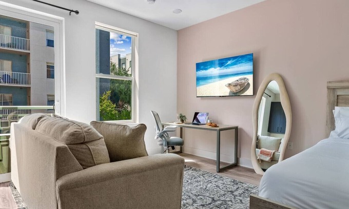 Channel District Apartamento | Channelside Studio: Perfect for Work Trips! DT