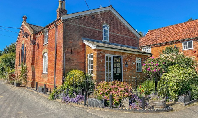 Martlesham Heath Cabaña | CHAPEL COTTAGE, NEWBOURNE, pet friendly, with open fire in Woodbridge