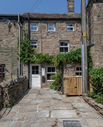 Hawes Casa | Chapel Cottage with Log Burner (Dog Friendly)
