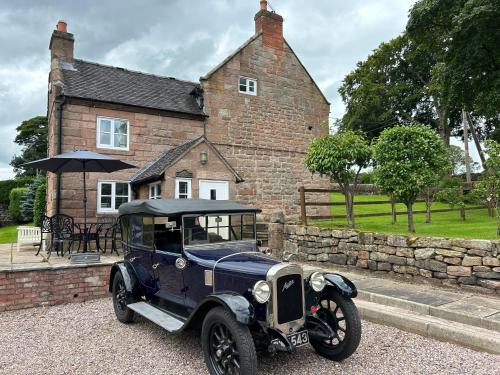 Cauldon Low Casa | Character 3 Bed Peak District Farmhouse - Alton Towers, Scarefest, Polar Bears, Chatsworth
