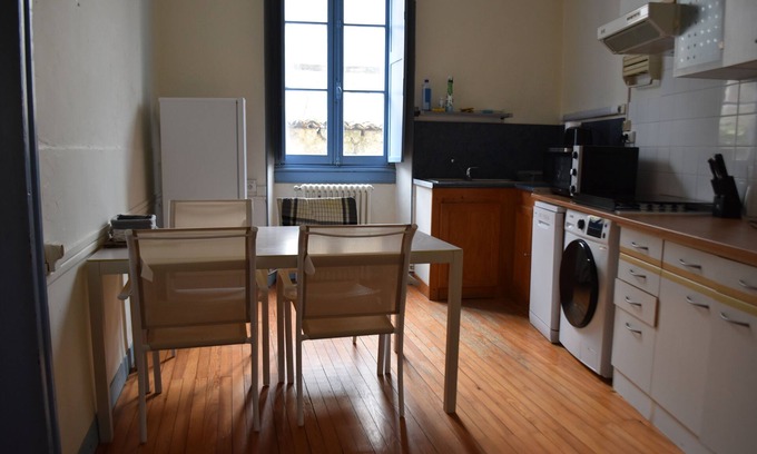 Bourg-sur-Gironde Apartamento | Character apartment in city center