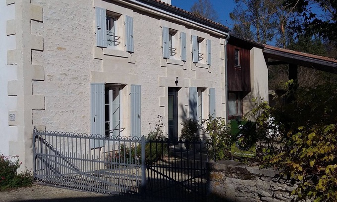Le Vanneau-Irleau Cabaña | Carácter rural para 6 personas en el borde del agua en el Marais Poitevin