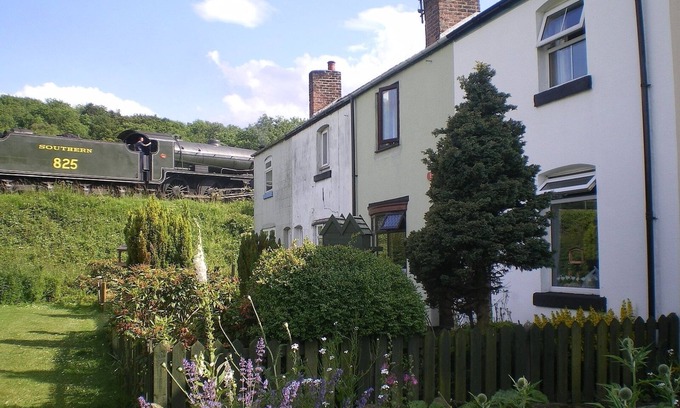 Grosmont Cabaña | Carácter de la cabaña en la ubicación increíble de los trenes de vapor-verifique el horario de NYMR