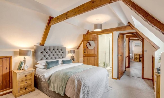 Aldborough Casa | Character, country 5bed house w/garden & parking