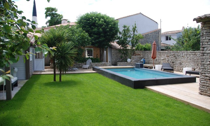 Ars-en-Re Casa | Casa de carácter con jardín privado y piscina.