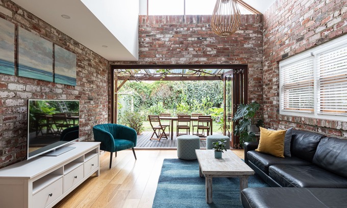 South Fremantle Casa | Character Loft House- walk to the beach and cafes