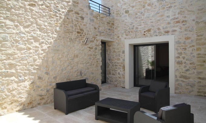 Armissan Casa | Personaje casa de piedra con piscina 9 km de playas
