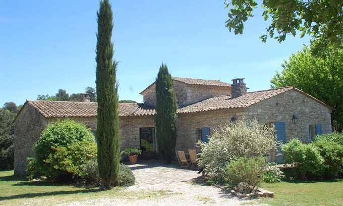 Gordes Casa | Casa de piedra de carácter con piscina rodeada de olivos