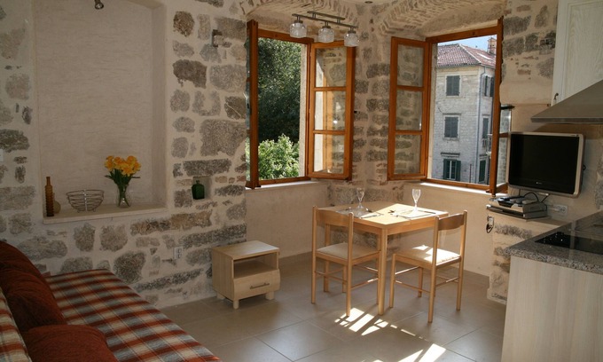 Kotor Old Town Apartamento | Personaje bien equipada (izquierda) apartamento tipo estudio en el centro histórico de Kotor