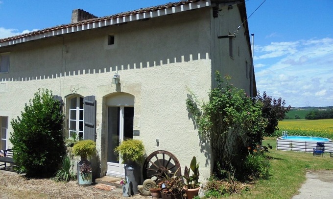 Pillac Casa | Casa rural de 2 dormitorios con carácter y espaciosa, capacidad para 4 personas con piscina dedicada