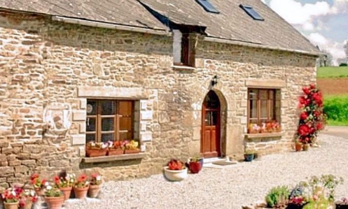 Plessala Cabaña | Tranquilidad rural con estilo de Breton Long House, ideal para los amantes de la naturaleza