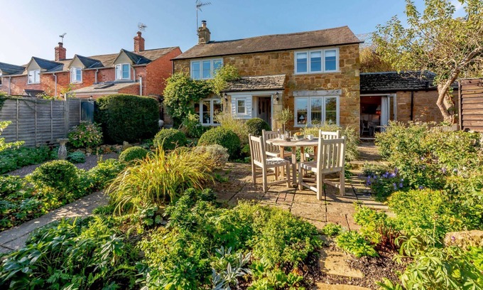 Ilmington Cabaña | Characterful dog friendly holiday cottage with wood burning stove - July Cottage