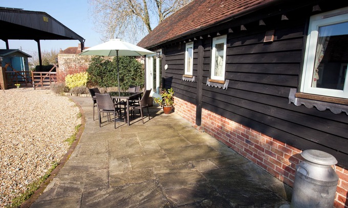 Pulborough Cabaña | Characterful barn conversion on working farm.
