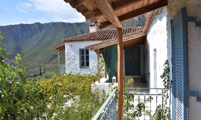 Tiros Casa | Casa griega con carácter restaurada cerca de la montaña y el mar