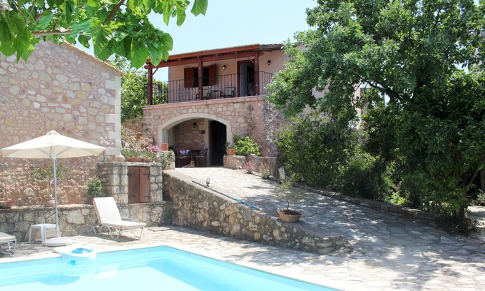 Loutra Casa | Isla típica casa de vacaciones con piscina, jardín, wifi | Rétino, Creta