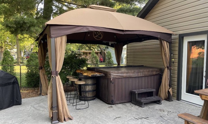 Colchester Casa | Chardonnay Bay- wine country, beach, hot tub and pet friendly!